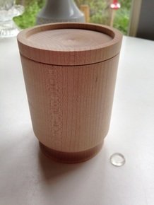 Trinket box with recessed lid